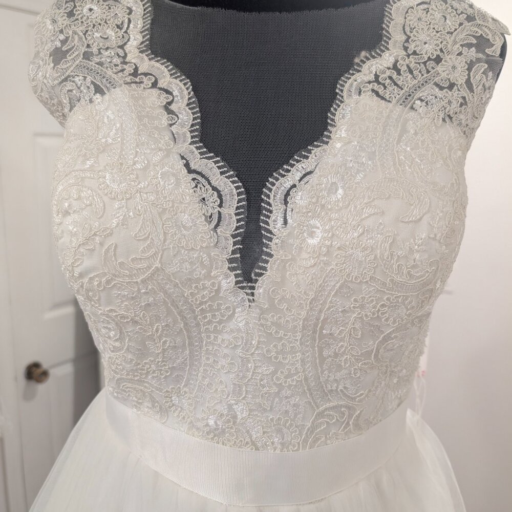 JJ's House Size 10 A-Line Wedding Dress - Picture 3 of 6